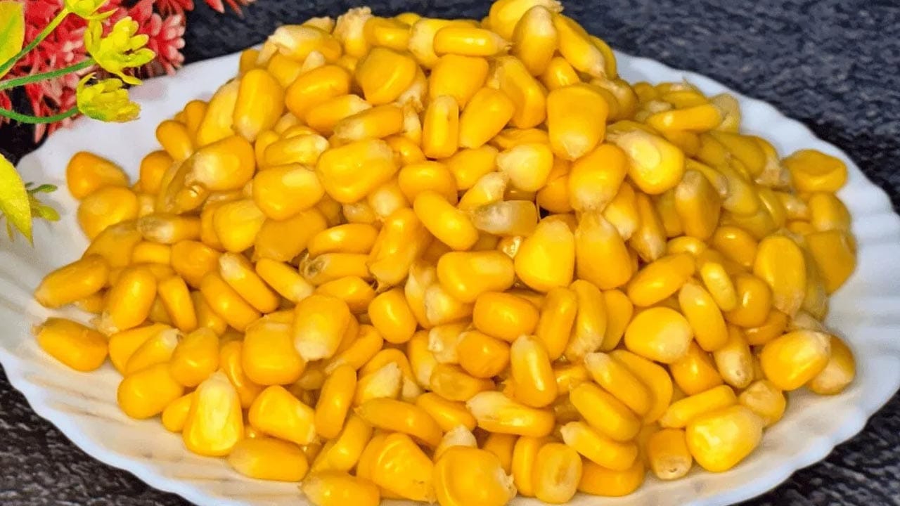 గుండె ఆరోగ్యం, రోగనిరోధక శక్తి: స్వీట్ కార్న్లో పొటాషియం, ఫోలేట్ అధికంగా ఉంటాయి. పొటాషియం శరీరంలోని సోడియం స్థాయిలను సమతుల్యం చేసి, రక్తపోటు అదుపులో ఉండేలా చూస్తుంది. ఫలితంగా గుండె సంబంధిత సమస్యల ప్రమాదం తగ్గుతుంది. అలాగే, దీనిలోని విటమిన్ సీ, విటమిన్ ఏ, బి-కాంప్లెక్స్ శరీర రోగనిరోధక వ్యవస్థను బలోపేతం చేస్తాయి. విటమిన్ సీ చర్మంలో కొల్లాజెన్ ఉత్పత్తికి తోడ్పడి చర్మ సౌందర్యాన్ని పెంపొందిస్తుంది.