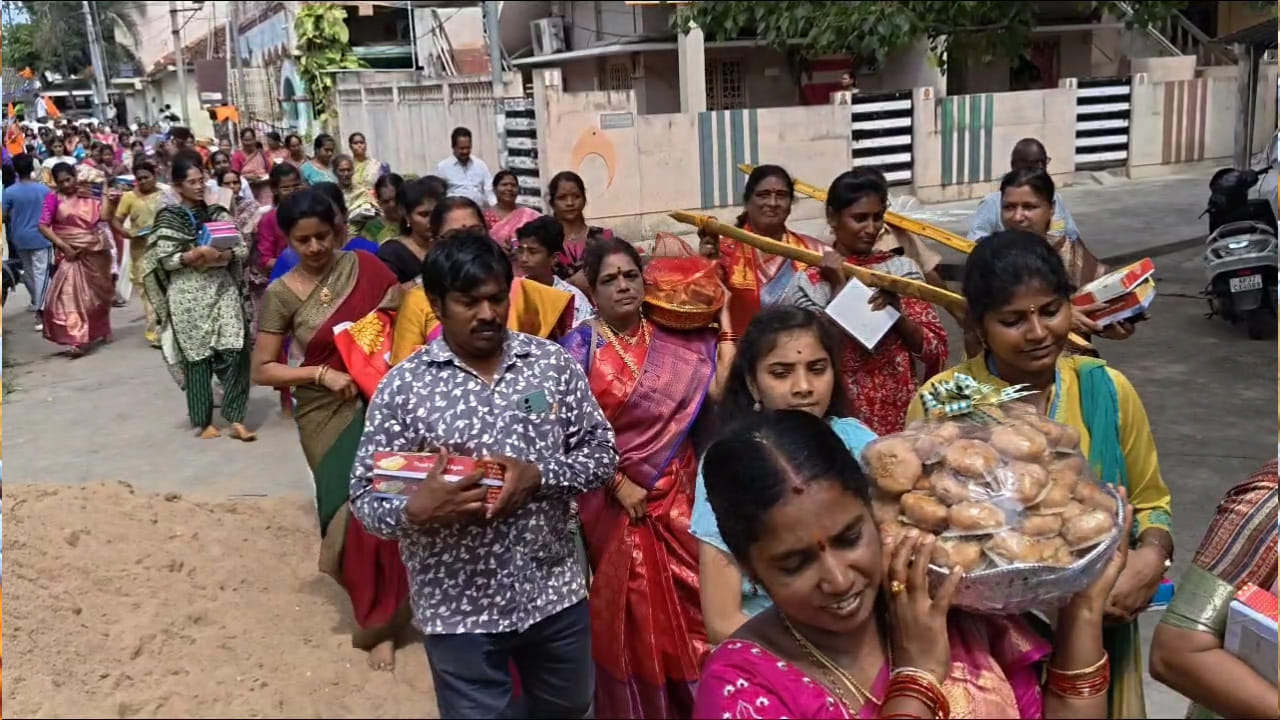 ప్రముఖ పంచారామక్షేత్రమైన భీమవరం శ్రీ ఉమా సోమేశ్వర జనార్దన స్వామి ఆలయంలో శ్రావణ మాసోత్సవాలు ఘనంగా జరుగుతున్నాయి. శ్రావణ పట్టీ (సారె) సమర్పణ మహోత్సవంలో భాగంగా భక్తులు పార్వతీదేవి, అన్నపూర్ణ అమ్మవార్లకు అత్యంత భక్తిశ్రద్ధలతో సారెను సమర్పించారు.