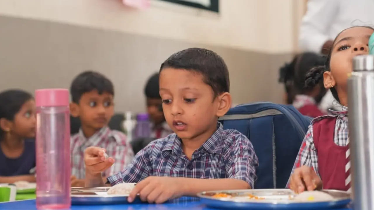 ఉదయం పూట ఆకలితో తరగతులకు వచ్చే విద్యార్థుల సమస్యకు పరిష్కారం చూపడంతోపాటు వారికి పౌష్టికాహారం అందించడం, పాఠశాలల హాజరు శాతాన్ని పెంచడం ఈ కార్యక్రమం ప్రధాన లక్ష్యమని ప్రభుత్వం పేర్కొంటోంది. దశలవారీగా అమలు చేస్తున్న ఈ పథకంలో ప్రస్తుతం రెండు స్వచ్ఛంద సంస్థలు ప్రభుత్వానికి సహకరిస్తున్నాయి.