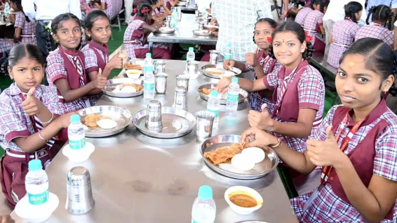 తెలంగాణలోని మొత్తం 33 జిల్లాల్లో పథకాన్ని పూర్తిస్థాయిలో అమలు చేయాలంటే 39 ప్రాంతాల్లో కేంద్రీకృత వంటశాలలు అవసరమని ప్రభుత్వం అంచనా వేసింది. ప్రస్తుతం ఉన్న కిచెన్ల సామర్థ్యాన్ని పెంచడంతోపాటు కొత్త వంటశాలలను ఏర్పాటు చేయడానికి సుమారు రూ.299.90 కోట్ల ఖర్చు అవుతుందని అధికారులు లెక్కగట్టారు.
