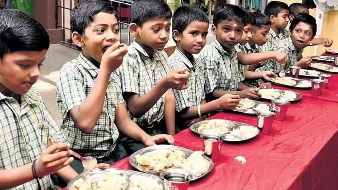 ఈ వ్యయంలో 70 శాతం నిధులను రాష్ట్ర ప్రభుత్వం సమకూర్చనుండగా, మిగిలిన 30 శాతం మొత్తాన్ని హరే కృష్ణ మూవ్మెంట్ ఛారిటబుల్ ట్రస్ట్, మన్నా ట్రస్ట్లు భరించనున్నాయి.కొత్త వంటశాలల నిర్మాణాన్ని వేగవంతం చేసేందుకు మార్కెట్ యార్డుల్లో ఇప్పటికే ఉన్న ప్లాట్ఫామ్లు, షెడ్లను వినియోగించుకోవాలని నిర్ణయించారు. వాటిని కిచెన్లకు అవసరమైన సౌకర్యాలతో తీర్చిదిద్దడం వల్ల నిర్మాణ సమయం, వ్యయం రెండూ తగ్గే అవకాశం ఉందని తెలంగాణ విద్యా సంక్షేమ, మౌలిక సదుపాయాల అభివృద్ధి సంస్థ అధికారులు భావిస్తున్నారు.