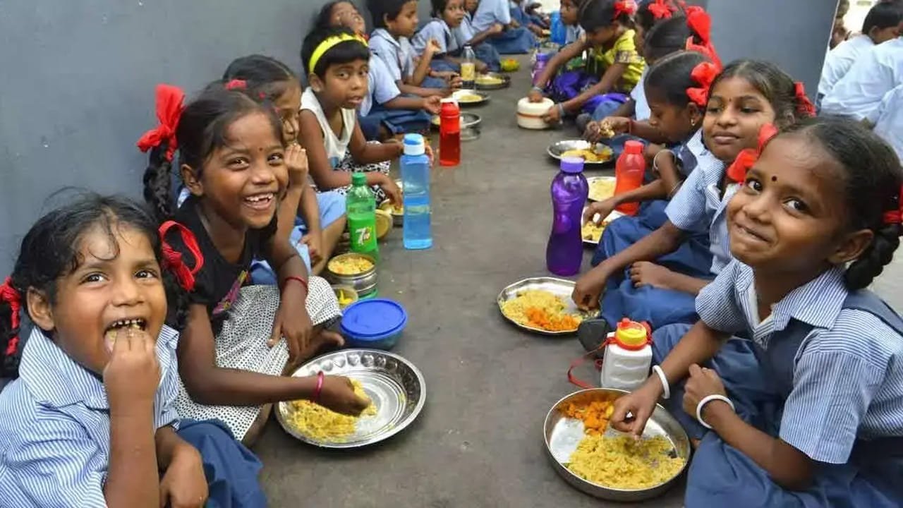 అన్ని కేంద్రీకృత వంటశాలలు అందుబాటులోకి వచ్చిన తర్వాత రాష్ట్రవ్యాప్తంగా సుమారు 22 లక్షల మంది విద్యార్థులకు ప్రతి రోజు ఉచిత అల్పాహారం అందనుంది. వంటశాలల నిర్మాణం పూర్తవుతూ, సరఫరా వ్యవస్థ సిద్ధమవుతున్న కొద్దీ మరిన్ని ప్రభుత్వ పాఠశాలలు, జూనియర్ కాలేజీలను ఈ పథకం పరిధిలోకి తీసుకురానున్నారు. దీంతో తెలంగాణలో విద్యార్థుల పోషకాహారం, పాఠశాల హాజరు పెంపుపై ప్రభుత్వం ప్రత్యేక దృష్టి పెట్టినట్లవుతోంది.