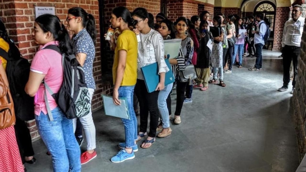 సాఫ్ట్వేర్ క్రేజ్ తగ్గిందా..? BA, BCom కోర్సుల వైపు విద్యార్థుల పరుగులు! మారిన కెరీర్ ట్రెండ్స్