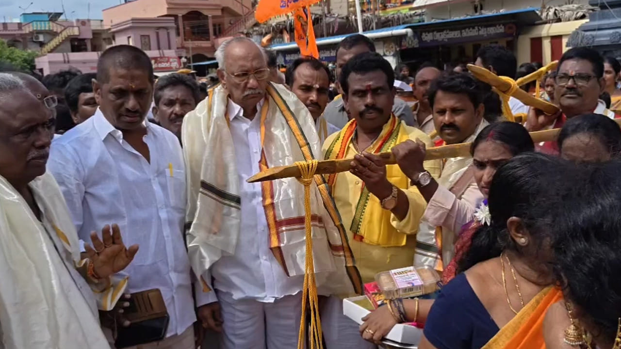 
ఈ కార్యక్రమంలో స్థానిక ఎమ్మెల్యే పులపర్తి రామాంజనేయులు (అంజిబాబు), ఆలయ కమిటీ చైర్మన్ బంగార్రాజు, పాలకవర్గ సభ్యులు, అర్చకులు మరియు వేలాది మంది భక్తులు పాల్గొన్నారు. పూజా కార్యక్రమాల అనంతరం స్వామి, అమ్మవార్ల దర్శనానికి వచ్చిన భక్తులకు ఈ సారె ప్రసాదాన్ని పంపిణీ చేయనున్నారు.
