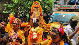 100 ఏళ్ల సంప్రదాయం.. ఆ గ్రామం మొత్తం వేషధారణలతోనే మొక్కులు