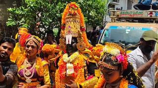 100 ఏళ్ల సంప్రదాయం.. ఆ గ్రామం మొత్తం వేషధారణలతోనే మొక్కులు