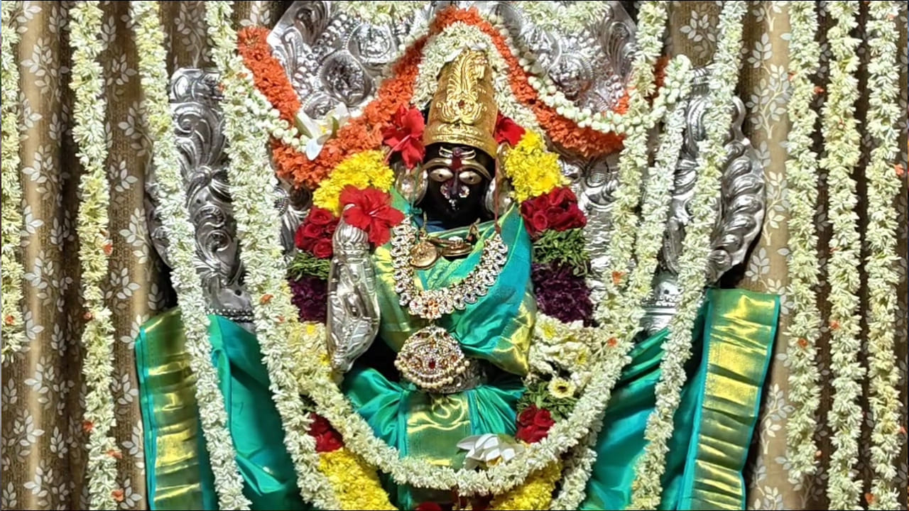 ఈ వేడుకలో భాగంగా ఏకంగా 8,000 కేజీల వివిధ రకాల మిఠాయిలు, పండ్లతో కూడిన భారీ సారెను అమ్మవార్లకు సమర్పించడం ప్రత్యేక ఆకర్షణగా నిలిచింది. రకరకాల స్వీట్లు, పండ్లతో అలంకరించిన ఎడ్లబండ్లతో భక్తులు భారీ ఊరేగింపు నిర్వహించారు.