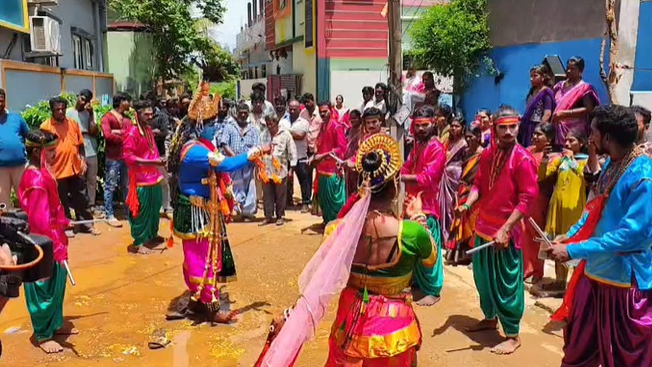 గ్రామంలో ఏ సమస్య వచ్చినా అమ్మవారికి చెప్పుకుంటామని, కోరిన కోరికలను తీర్చే కొంగు బంగారమే మా ఊరు ఇలవేల్పుగా అమ్మవారు ఉన్నారని అందుకే ప్రతి ఏడాది జాతరలో మా గ్రామం నుండే వేషాలు వేస్తామని గ్రామస్తులు చెబుతున్నారు. ఎటువంటి సంఘటనలు జరగకుండా పోలీసులు, విద్యుత్ శాఖ, రెవెన్యూ అధికారులతో మమేకమై మోదు కొండమ్మ జాతరని ఏటా నిర్వహిస్తామని, అనంతరం అమ్మవారి ఆలయం వద్ద నిప్పుల గుండం తొక్కి జాతర కార్యక్రమాన్ని పూర్తి చేస్తామని ఆలయ కమిటీ సభ్యులు తెలిపారు
