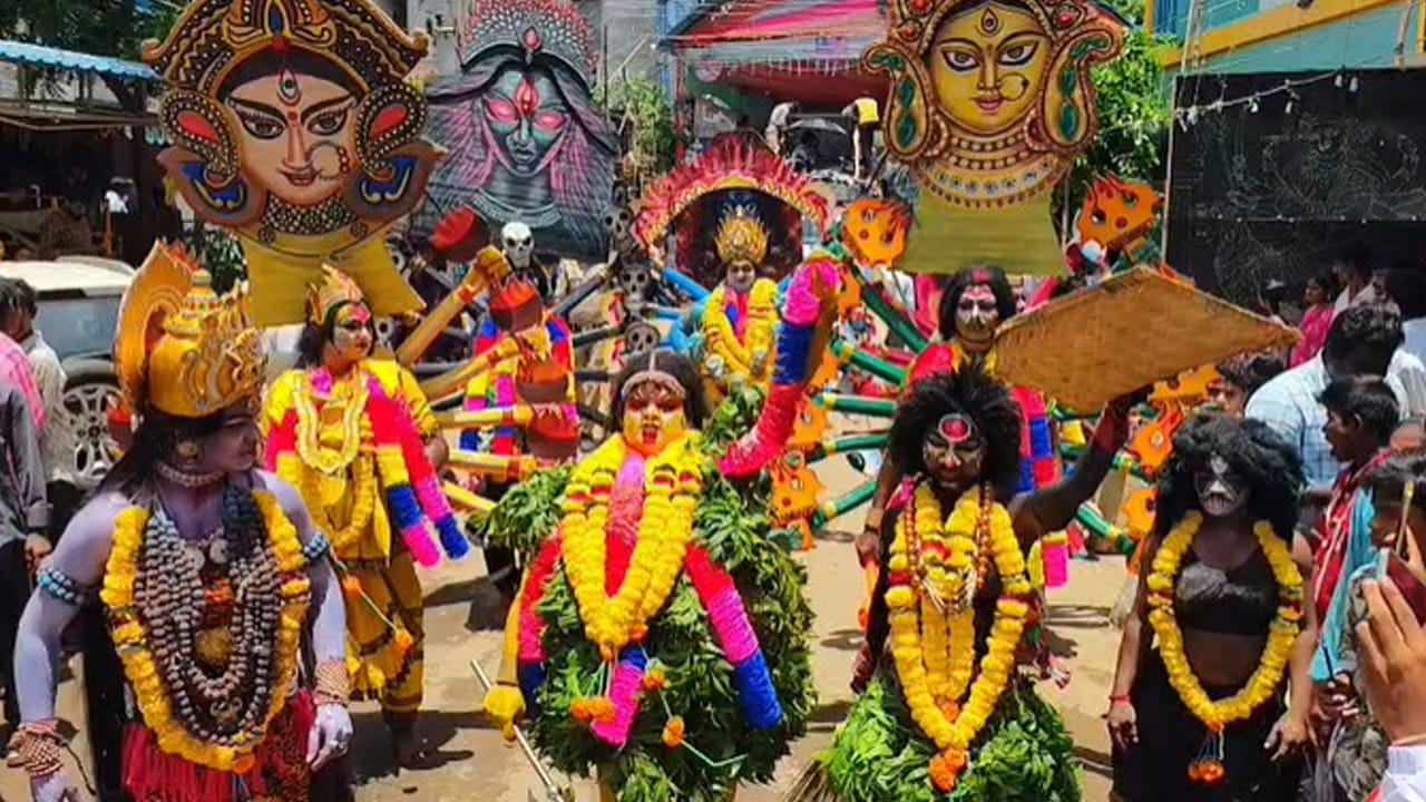 ఏదో ఒక వేషధారణ వేస్తూ అమ్మవారికి మొక్కులు చెల్లించుకోవడం ఆ ఊరి ఆచారం. వివిధ దేశాల్లో స్థిరపడిన వారు, ఎన్నారైలు, ఉద్యోగులు వ్యాపారవేత్తలు, రైతులు సైతం మొక్కుగా మోదుకొండమ్మ తల్లి జాతరలో పాల్గొని వేషధారణ వేసి మొక్కును చెల్లించుకుంటారు. ఇదంతా ఆ గ్రామంలోని 100 ఏళ్ల నుండి వస్తున్నా ఆచారం. రెండు రోజుల క్రితం కూడా తెలంగాణ తరహాలో 4వేల మందికి పైగా ఆడపడుచులు బోనాలను సైతం సమర్పించారు.