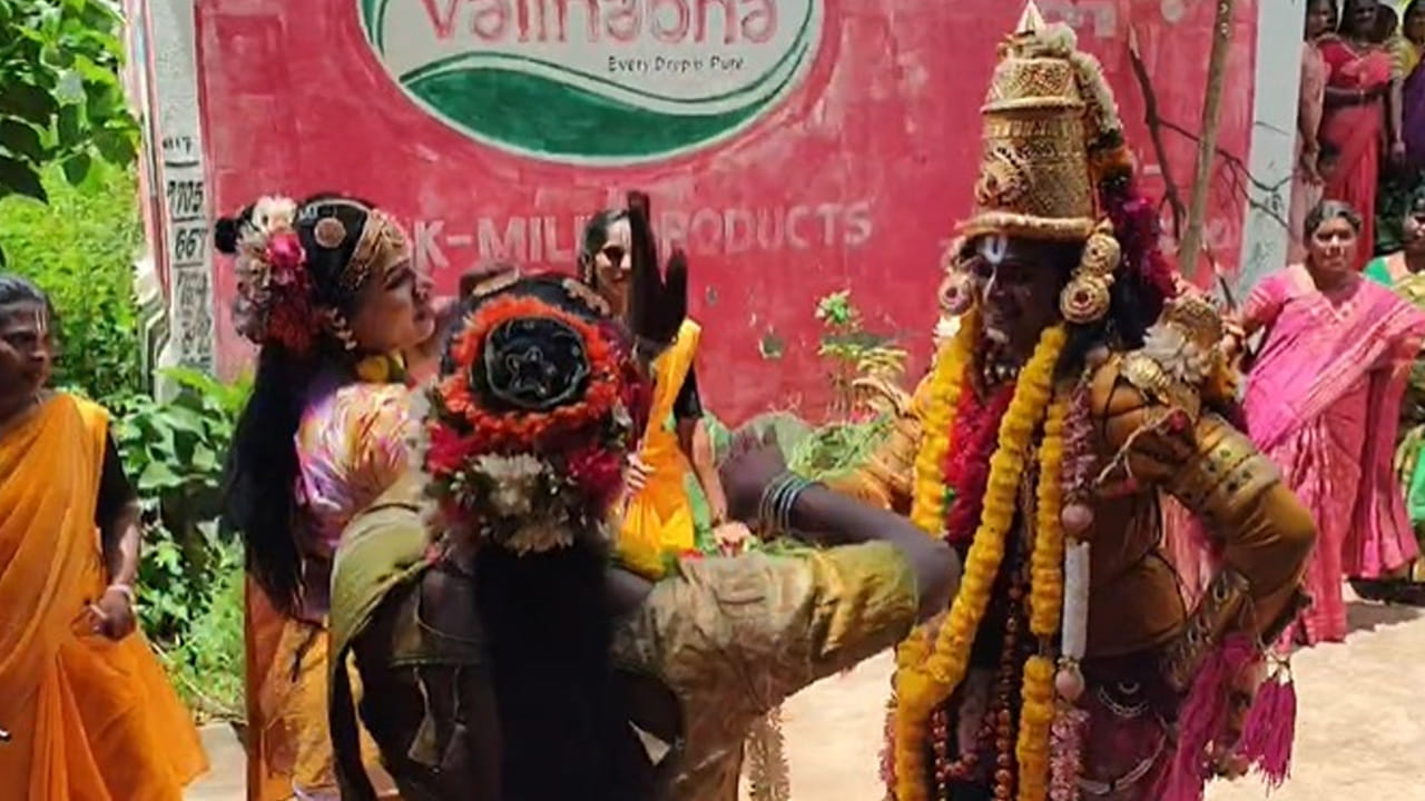 గ్రామ కట్టుబాట్లు ప్రకారం ఆనవాయితీగా ఈ ఆచారం వస్తుందట. గ్రామంలో ప్రజలందరూ సుభిక్షంగా ఉండాలని, ఉద్యోగం, విద్య, ఆరోగ్య సమస్యలు పై వివిధ రకాల అవసరాలపై అమ్మవారికి మొక్కుకున్న మొక్కులను వేషాల రూపంలో వేషధారణ వేసి గ్రామ పురవీధుల్లో డిజె సాంగ్ లతో కేరింతలతో తిరుగుతారు. కళాకారులకు నిలయంగా ఉన్న శ్రీరంగ పట్నం గ్రామంలో రంగస్థలాన్ని తలపించేలా సుమారు 450 కి పైగా మంది వేషధారణ వేసి విభిన్న పాత్రలతో అలరిస్తారు. అందుకే కళాకారుల నిలయంగా ఆ గ్రామాన్ని పిలుస్తారు. ఏ ఒక్కరూ ఎటువంటి లాభోపేక్ష ఆశించకుండా అమ్మవారి జాతరలో తాము మొక్కు మొక్కుకోకపోయినా వేషం వేస్తూ అమ్మవారి జాతరలో అలరిస్తారు.