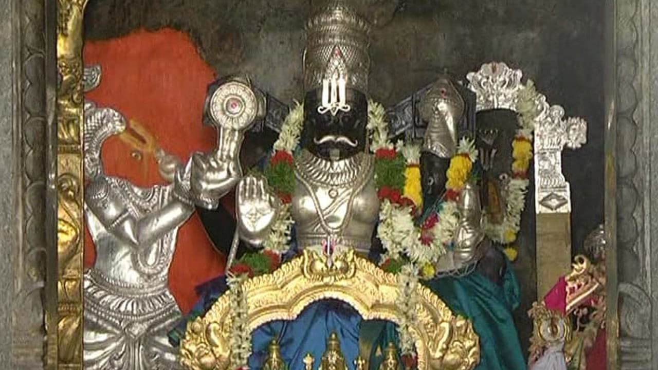 ఈ సొరంగ మార్గం ద్వారానే సిద్ధులు రాజన్న ఆలయానికి వెళ్లేవారని పురోహితులు చెబుతున్నారు. ఎక్కడ లేని విధంగా ఈ సొరంగ మార్గం ఇప్పటికి చెక్కుచెదరకుండా ఉన్నదని అంటున్నారు. చాలామంది లోనికి వెళ్లేందుకు ప్రయత్నం చేసిన భయంతో వెనక్కి తిరిగి వచ్చారని అంటున్నారు. ఈ సొరంగ మార్గం నుంచి అనేక కథనాలు వెలుగులోకి వచ్చాయని స్థానికులు చెబుతున్నారు. అయితే ఇప్పటికి ఈ సొరంగా మార్గం సురక్షితంగా ఉందని తెలుపుతున్నారు. రాజుల కాలంలో ఇందులో ఏదైనా దాచిపెట్టే అవకాశం ఉందని అంటున్నారు. మొత్తానికి పూర్తిస్థాయిలో అధ్యయనం చేయాలని ప్రభుత్వానికి విన్నవిస్తున్నారు.