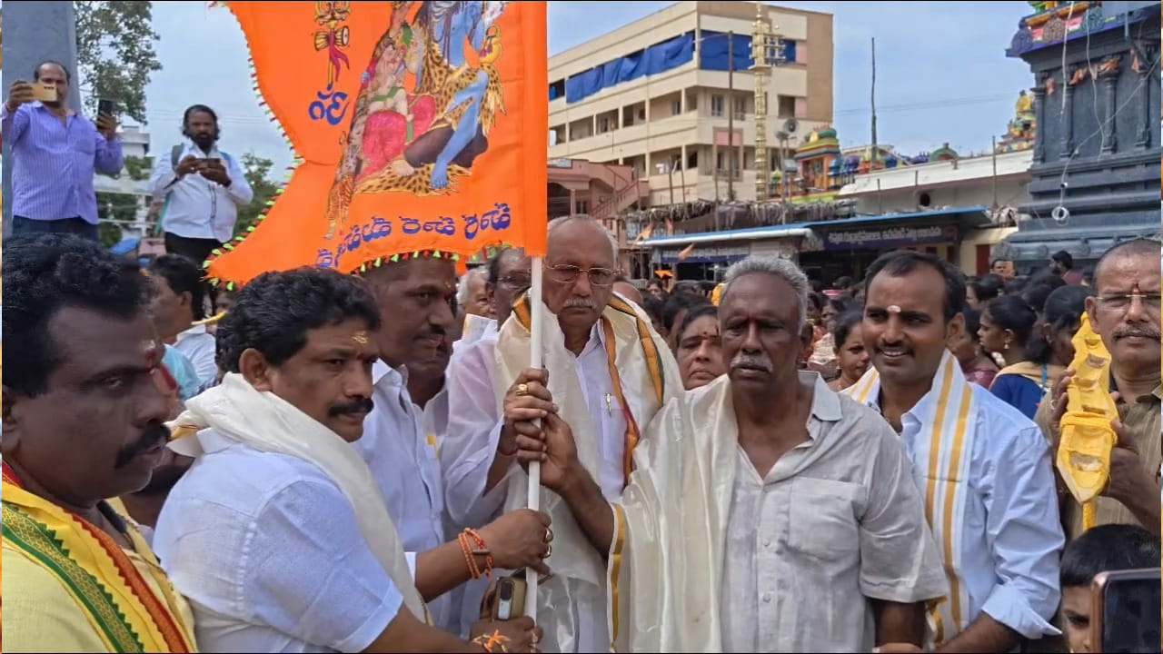 ఆలయానికి చేరుకున్న అనంతరం సోమేశ్వరస్వామి, పార్వతీదేవి, అన్నపూర్ణ అమ్మవార్లకు అర్చకులు శాస్త్రోక్తంగా ప్రత్యేక పూజలు, అభిషేకాలు నిర్వహించారు. అనంతరం భక్తులు తెచ్చిన సారెను సమర్పించారు. శ్రావణ మాసంలో అమ్మవార్లకు సారె సమర్పించడం వల్ల సకల శుభాలు, సుఖసంతోషాలు చేకూరుతాయని భక్తులు విశ్వాసం వ్యక్తం చేశారు.