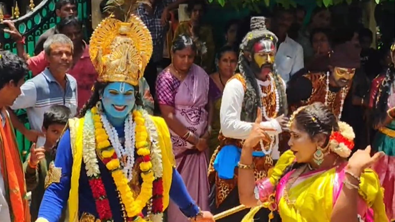 ఉమ్మడి తూర్పుగోదావరి జిల్లాలోని కోరుకొండ మండలం శ్రీరంగ పట్నం గ్రామం కళాకారులకు నిలయం...ఇక్కడ వేషం వేయనిదే జాతర జరగదు. ఇంటికి ఒక్కరు చొప్పున ప్రతి ఏటా వేషాలు వేయడం ఆనవాయితీ.. గ్రామ ఆచార కట్టుబాట్లు ప్రకారం ఆ గ్రామంలోని వ్యక్తి మాత్రమే వేషం వేయాలి. వేరే ఒకరి కోసం అయినా సరే ఆ గ్రామంలోని బంధువు అయిన వారు మాత్రమే వేషం వేసేందుకు ఇక్కడ కట్టుబాట్లు ఉంటాయి అంటున్నారు గ్రామస్తులు.