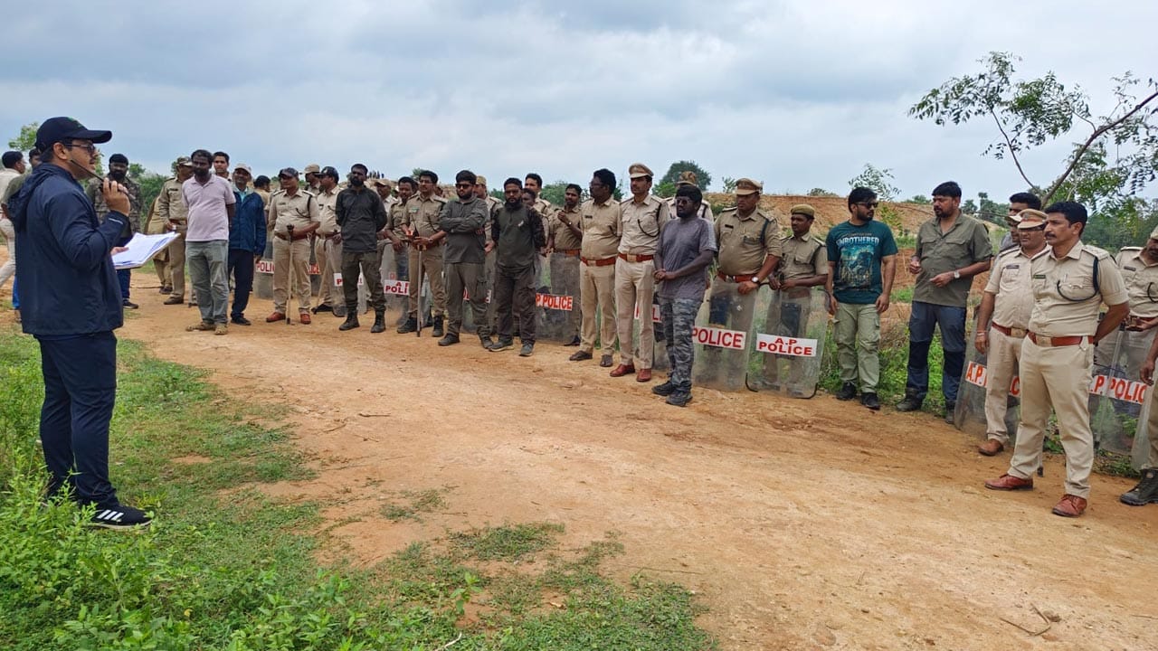 ఈ మెగా ఆపరేషన్లో మహారాష్ట్ర, బెంగళూరు నగరాల నుంచి వచ్చిన జాతీయ స్థాయి అటవీ నిపుణులతో పాటు 350 మందికి పైగా సిబ్బంది రాత్రింబవళ్లు శ్రమిస్తున్నారు. పులి కదలికలను నిరంతరం పర్యవేక్షిస్తూ పక్కా ప్లాన్తో అడుగులు వేస్తున్నారు. బహుళ అంచెల హైటెక్ వ్యూహాలు సిద్ధం చేశారు. డబుల్ రెక్టాంగిల్ వ్యూహంతో పులి కదలికలను పూర్తిగా కట్టడి చేసేందుకు అంతర్గత, వెలుపలి సరిహద్దులుగా ప్రాంతాన్ని విభజించి దట్టమైన ముట్టడిని ఏర్పాటు చేశారు.