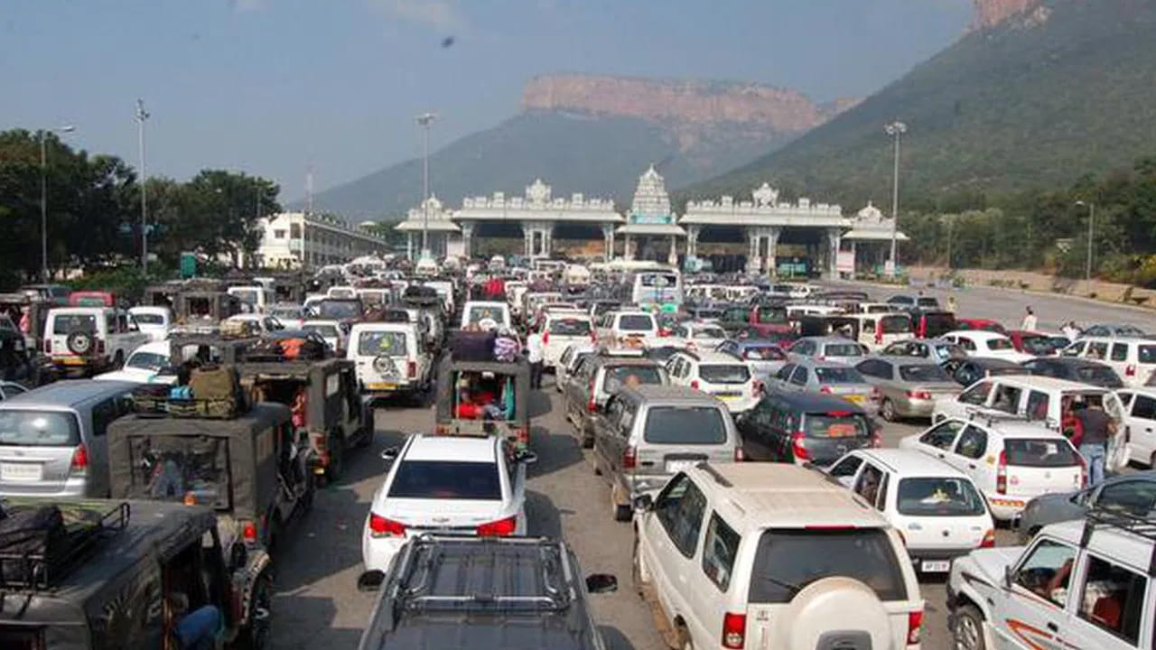 Tirumala: తిరుమల కొండపై కొత్త సమస్య.. రోడ్లపైనే వాహనాలు.. భక్తులకు తప్పని తిప్పలు..