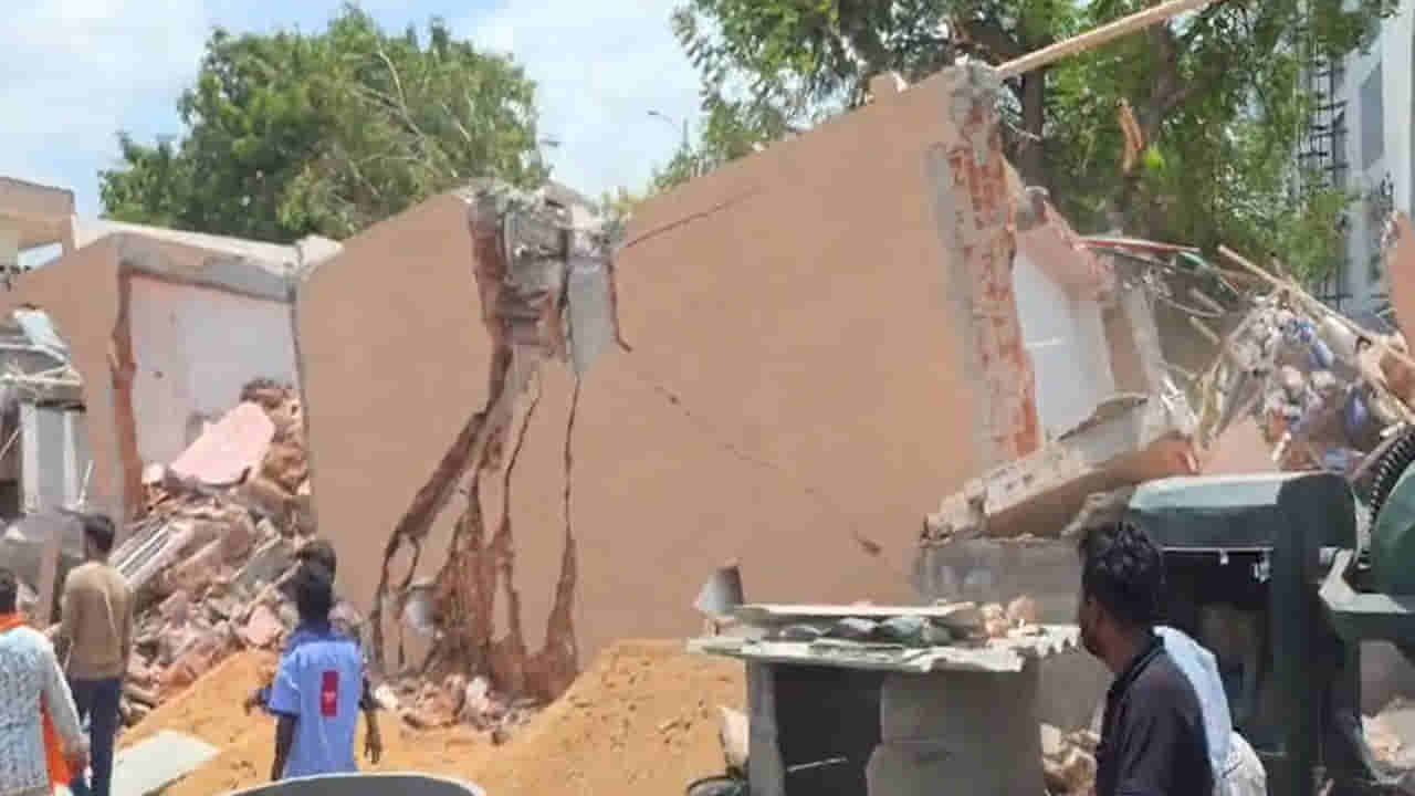 Watch: తిరుపతిలో కుప్పకూలిన నాలుగు అంతస్తుల భవనం.. కొనసాగుతున్న రెస్క్యూ ఆపరేషన్