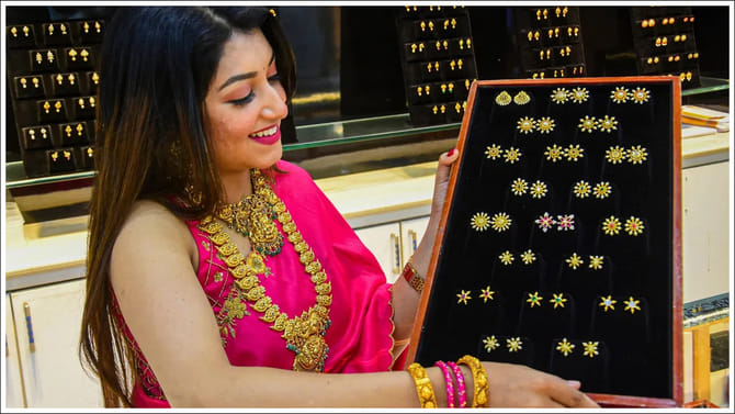 భారీగా దిగి వస్తున్న బంగారం, వెండి ధరలు.. తెలుగు రాష్ట్రాల్లో తుల
