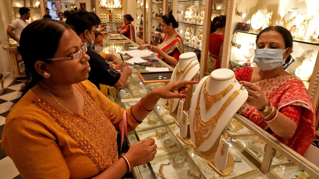 Gold Price Today: మళ్లీ జోరందుకుంటున్న బంగారం ధరలు.. హైదరాబాద్లో తులం ధర ఎంతంటే..!