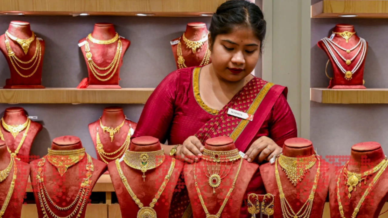 Gold Prices: బంగారం ధరలు ఒక్కసారిగా ఢమాల్.. ఉన్నట్లుండి కుప్పకూలిన రేట్లు.. తెలుగు రాష్ట్రాల్లో ఇవాళ తులం ఎంతంటే..?