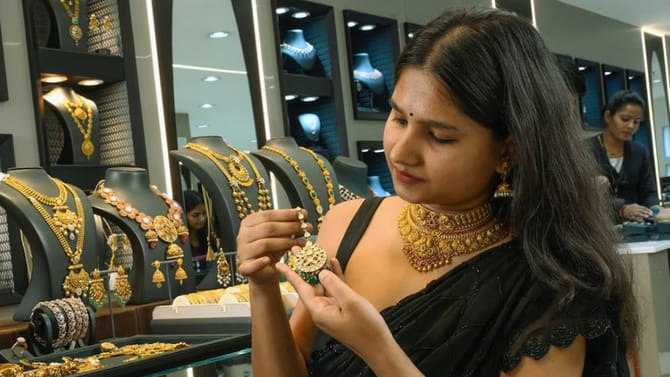 మహిళలకు గుడ్‌న్యూస్‌.. భారీగా తగ్గిన బంగారం ధరలు..!