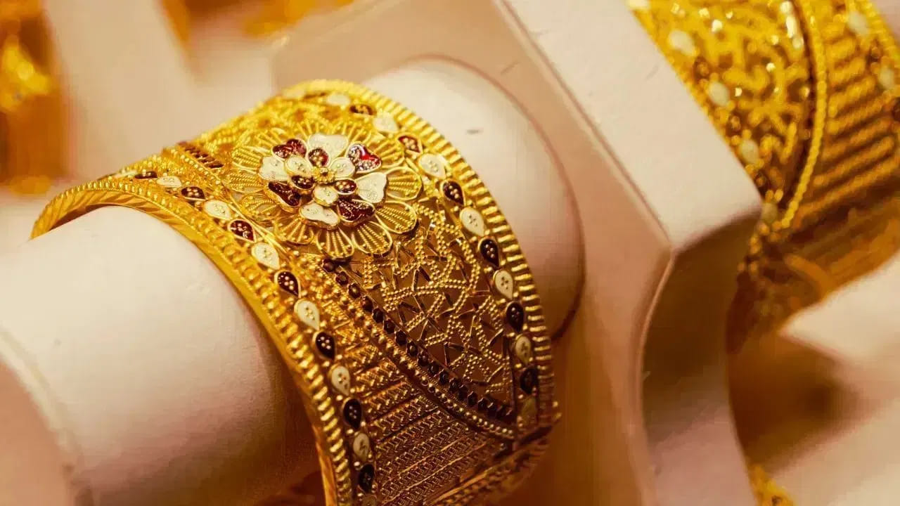  ఆగస్టు నెల ఆరంభం నుంచి బంగారం ధరలు నిరంతరం పెరుగుతూ వస్తున్నాయి. ముఖ్యంగా గత 10 రోజులుగా ధరలు ఆగకుండా పెరుగుతున్నాయి. ఈ నిరంతర ధరల పెరుగుదల కారణంగా, బంగారం ధర గ్రాముకు రూ. 16,000 పైగా అమ్మడవుతోంది. ఇక వెండి విషయానికొస్తే ఈ రోజు పెరుదల లేదు. ప్రస్తుతం కిలో వెండి ధర 1.60 లక్షల వద్ద ట్రేడవుతోంది.