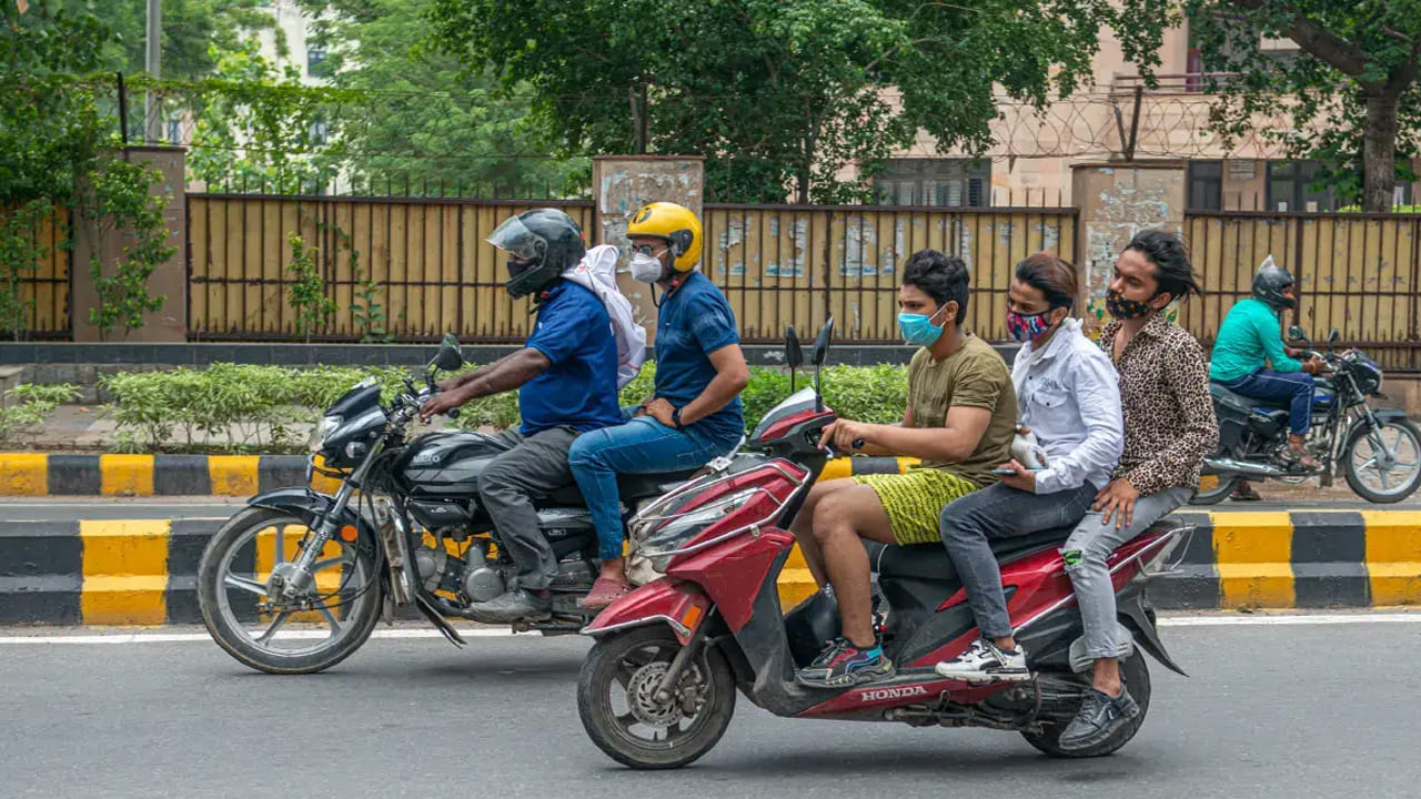 బైక్పై వెనుక కూర్చున్న వ్యక్తికి హెల్మెట్ లేకపోతే చలాన్ ఎవరు చెల్లించాలి? ట్రాఫిక్ రూల్స్ ఇవే!