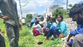 తండ్రి కళ్లముందే విషాదం.. రైలు ఢీకొని తల్లి, కొడుకు మృతి..!