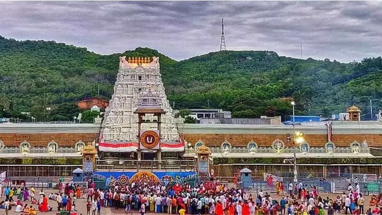 ఈ నేపథ్యంలో భక్తులకు టీటీడీ మరికొన్ని సూచనలు కూడా చేసింది. భక్తులు ఎవరూ సోషల్ మీడియాలో వచ్చే ప్రకటనలు చూసి టికెట్స్ ఇప్పిస్తామంటే నమ్మవద్దని.. కేవలం టీటీడీ అధికారిక వెబ్సైట్ నుంచి మాత్రమే టికెట్లు జారీ చేస్తారని.. వాటిలో మాత్రమే టికెట్లను పొందాలని సూచించింది. ఎవరైనా టికెట్స్ ఇప్పిస్తామంటే నమ్మవద్దని.. అలాంటివారిపై వెంటనే అధికారులకు ఫిర్యాదు చేయాలని కోరింది. శ్రీవారికి దర్శనానికి వచ్చే భక్తులు ఈ విషకాలను కచ్చితంగా గుర్తుంచుకోవాలని కోరింది.