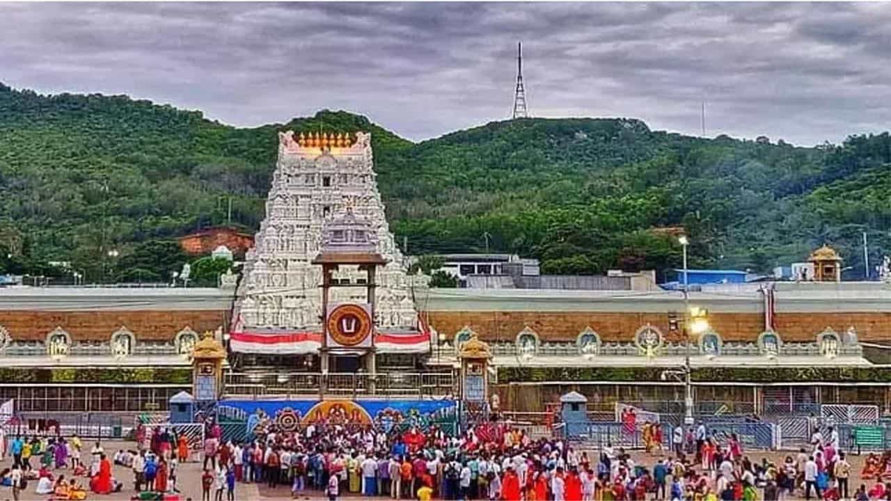 ఈ నేపథ్యంలో భక్తులకు టీటీడీ మరికొన్ని సూచనలు కూడా చేసింది. భక్తులు ఎవరూ సోషల్ మీడియాలో వచ్చే ప్రకటనలు చూసి టికెట్స్ ఇప్పిస్తామంటే నమ్మవద్దని.. కేవలం టీటీడీ అధికారిక వెబ్సైట్ నుంచి మాత్రమే టికెట్లు జారీ చేస్తారని.. వాటిలో మాత్రమే టికెట్లను పొందాలని సూచించింది. ఎవరైనా టికెట్స్ ఇప్పిస్తామంటే నమ్మవద్దని.. అలాంటివారిపై వెంటనే అధికారులకు ఫిర్యాదు చేయాలని కోరింది. శ్రీవారికి దర్శనానికి వచ్చే భక్తులు ఈ విషకాలను కచ్చితంగా గుర్తుంచుకోవాలని కోరింది.