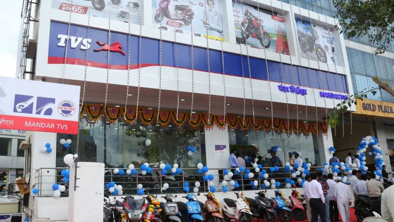 TVS Full Form: రోజూ రోడ్లపై వేలల్లో తిరిగే టీవీఎస్ జూపిటర్, అపాచీ, ఐక్యూబ్ వాహనాలను చూస్తూనే ఉంటాం. అయితే దేశంలోనే టాప్ వాహన తయారీ సంస్థగా వెలుగొందుతున్న 'టీవీఎస్' అసలు పేరు వెనుక ఉన్న ఆసక్తికర చరిత్ర, ఆ మూడు అక్షరాల అసలు అర్థం ఏంటో తెలిస్తే ఎవరైనా ఆశ్చర్యపోవాల్సిందే..!
