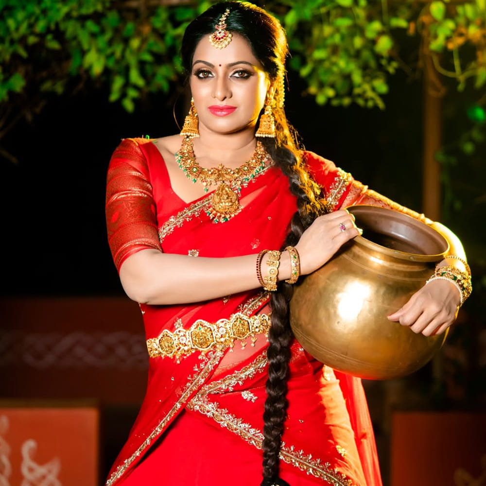 10 వతరగతి చదువుతుండగా మొదటి సినిమా ఎర్ర సైన్యంలో చేసింది. తరువాత కొన్ని తమిళ, కన్నడ సినిమాలో నటించింది. అలాగే శేఖర్ కమ్ముల దర్శకత్వంలో వచ్చిన లీడర్ సినిమాలో స్పెషల్ సాంగ్ చేసి మెప్పించింది ఉదయభాను. ఇక ఉదయభాను చేసిన టీవీ షోల్లో వన్స్ మోర్ ప్లీజ్ , సాహసం చేయరా డింబకా, డ్యాన్స్ బేబీ డ్యాన్స్, రేలారే రే రేలా, ఢీ రియాలిటీ డ్యాన్స్ షో, జాణవులే నెరజాణవులే, పిల్లలు పిడుగులు ఇలా చాలా షోల్లో యాంకర్ గా చేసి మెప్పించింది. ఇప్పుడు ఉదయభాను యాంకరింగ్ కు దూరంగా ఉంటూ ఫ్యామిలీతో ఎంజాయ్ చేస్తున్నారు.