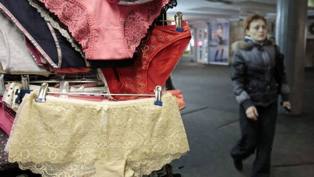 Underwear Ban: ఒక్కో దేశంలో ఒక్కో విధమైన ఆచారాలు, కఠిన చట్టాలు అమల్లో ఉంటాయి. సింగపూర్లో చూయింగ్ గమ్ నమలడం, కెనడాలో చిన్న పిల్లల వాకర్లు వాడటంపై నిషేధాలు ఉన్నాయి. అదే బాటలో రష్యా, బెలారస్, కజకిస్తాన్ దేశాలు లోదుస్తుల విక్రయంపై వినూత్న నిబంధనలను తెరపైకి తెచ్చాయి. ప్రారంభంలో లేస్, సన్నటి నెట్ వస్త్రంతో తయారు చేసే ఫ్యాన్సీ లోదుస్తులను పూర్తిగా నిషేధిస్తున్నట్లు ప్రచారం సాగింది. అయితే, కేవలం లేస్ లేదా సింథటిక్ దుస్తుల మీద కాకుండా, శరీరం నుంచి వచ్చే చెమటను పీల్చుకోలేని నాసిరకం దుస్తుల అమ్మకాలపైనే ఈ ఆంక్షలు ఉన్నాయని యూరేషియన్ ఎకనామిక్ కమిషన్ స్పష్టం చేసింది.