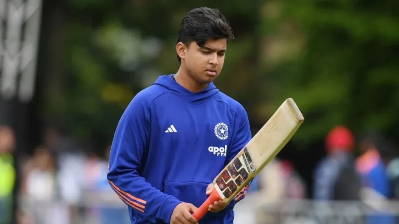 పాతాళం నుంచి శిఖరానికి.. మైండ్ గేమ్తో రీఎంట్రీ..: కొద్ది నెలల కిందటి వరకు తీవ్రమైన ఫామ్ లేమితో సతమతమైన బట్లర్.. తిరిగి పుంజుకున్న తీరు అద్భుతం. "క్రికెట్లో రోజులు ఎంత వేగంగా మారతాయో ఊహించలేం. కొద్దిరోజుల క్రితం వరకు పరుగులు తీయడానికి నానా తంటాలు పడ్డాను. ఇప్పుడు మళ్లీ నా కెరీర్లోనే అత్యుత్తమ ఫామ్లో ఉన్నట్లు అనిపిస్తోంది" అని బట్లర్ వ్యాఖ్యానించాడు. ఆటలో వెనకబడినప్పుడు లొంగిపోవడం లేదా తిరిగి పుంజుకోవడానికి శ్రమించడం.. ఈ రెండే దారులు ఉంటాయని స్పష్టం చేశాడు. తాను రెండో దారినే ఎంచుకుని పట్టుదలతో శ్రమించి ఈ స్థాయికి వచ్చానని చెప్పుకొచ్చాడు.