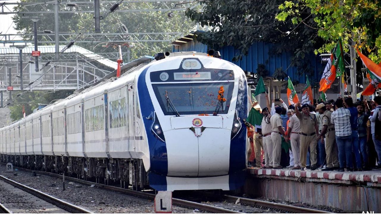 వందే భారత్: హై-స్పీడ్, లగ్జరీ ప్రయాణం కోరుకునే ప్రయాణికుల కోసం తీసుకొచ్చిన ట్రైన్ ఇది. మేక్ ఇన్ ఇండియాలో భాగంగా భారత దేశంలో తయారైన ఈ వందే భారత్ ఎక్స్‌ప్రెస్ ఇంజన్‌తో కాకుండా ఇంటిగ్రేటెడ్ సెమీ హై-స్పీడ్ ట్రైన్‌సెట్‌ అనే సాంకేతికతతో నడుస్తోంది. అంటే డిస్ట్రిబ్యూటెడ్ పవర్ సిస్టమ్‌ ఈ ట్రైన్‌ వేగంగా నడిచేందుకు పికప్‌ను అందిస్తుంది. తక్కువ సమయంలో ఎక్కవ దూరం ప్రయాణించాలనుకునే వారికి ఈ ట్రైన్ చాలా సౌకర్యంగా ఉంటుంది. 