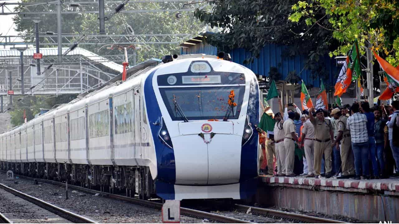 వందే భారత్: హై-స్పీడ్, లగ్జరీ ప్రయాణం కోరుకునే ప్రయాణికుల కోసం తీసుకొచ్చిన ట్రైన్ ఇది. మేక్ ఇన్ ఇండియాలో భాగంగా భారత దేశంలో తయారైన ఈ వందే భారత్ ఎక్స్ప్రెస్ ఇంజన్తో కాకుండా ఇంటిగ్రేటెడ్ సెమీ హై-స్పీడ్ ట్రైన్సెట్ అనే సాంకేతికతతో నడుస్తోంది. అంటే డిస్ట్రిబ్యూటెడ్ పవర్ సిస్టమ్ ఈ ట్రైన్ వేగంగా నడిచేందుకు పికప్ను అందిస్తుంది. తక్కువ సమయంలో ఎక్కవ దూరం ప్రయాణించాలనుకునే వారికి ఈ ట్రైన్ చాలా సౌకర్యంగా ఉంటుంది.