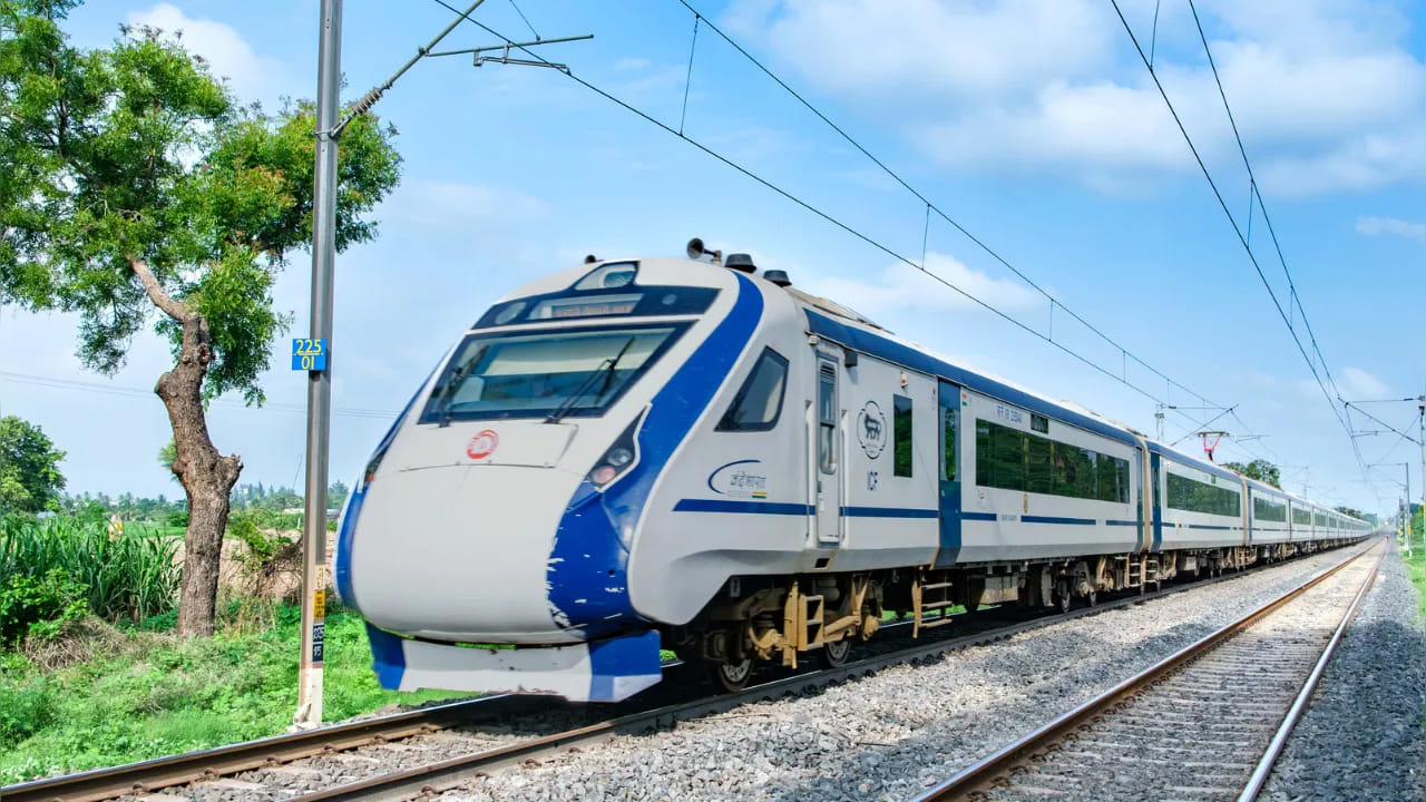 ట్రయల్ రన్స్‌లో భాగంగానే ఈ వందే భారత్ రైలు తిరుపతిలో ఆగినట్లు తెలుస్తోంది. త్వరలోనే ఈ రైలు పట్టాలెక్కే అవకాశముందని చెబుతున్నారు. అయితే దీనికి సంబంధించి రూట్ మ్యాప్ మాత్రం ఖరారు కాలేదు. తమిళనాడులోని శ్రీపెరంబదూరులో అత్యాధునిక సాంకేతిక పరిజ్ఞానంతో ఈ వందే భారత్ రైలును అభివృద్ది చేసినట్లు తెలుస్తోంది. ట్రయల్ రన్ కోసమే తిరుపతికి చేరుకున్నట్లు సమాచారం.
