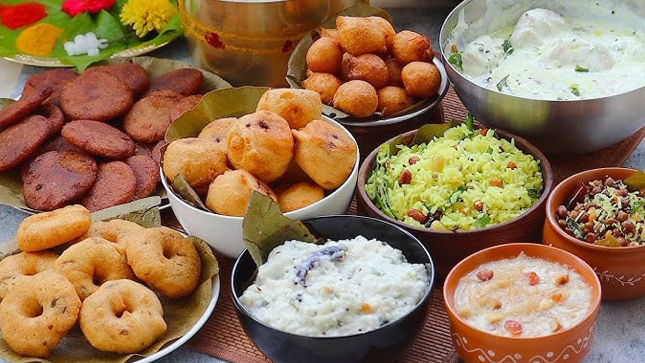 కమ్మని రుచితో పులిహోర: పండుగ అంటే ఇంట్లో తప్పకుండా పులిహోర ఉండాల్సిందే. వరలక్ష్మి వ్రతం రోజున త్వరగా, సులువుగా పులిహోర తయారు చేసుకోవచ్చు. అన్నం పొడిపొడిగా రావడానికి వండేటప్పుడు నూనెను చేర్చాలి. చింతపండు పులుసును చిక్కగా తయారు చేసుకోవాలి. పులిహోర పొడి కోసం మెంతులు, ధనియాలు, జీలకర్ర, ఆవాలు, మిరియాలను దోరగా వేయించి పొడి చేసుకోవాలి. ఈ పొడి పులిహోరకు మంచి సువాసన, రుచిని ఇస్తుంది. పోపు కోసం పల్లీలు, పచ్చిశనగపప్పు, మినపప్పు, ఆవాలు, పచ్చిమిరపకాయలు, ఎండుమిరపకాయలు, కరివేపాకు, ఇంగువను నూనెలో వేయించి పెట్టుకోవాలి. చింతపండు గుజ్జులో పసుపు, ఉప్పు, కొద్దిగా బెల్లం ముక్క, పచ్చిమిరపకాయ ముక్కలు వేసి దగ్గర పడేంత వరకు ఉడికించాలి. చివరగా, ఉడికిన అన్నంలో చింతపండు గుజ్జు, తయారు చేసుకున్న పొడి, పోపును కలిపితే కమ్మని పులిహోర సిద్ధం.
