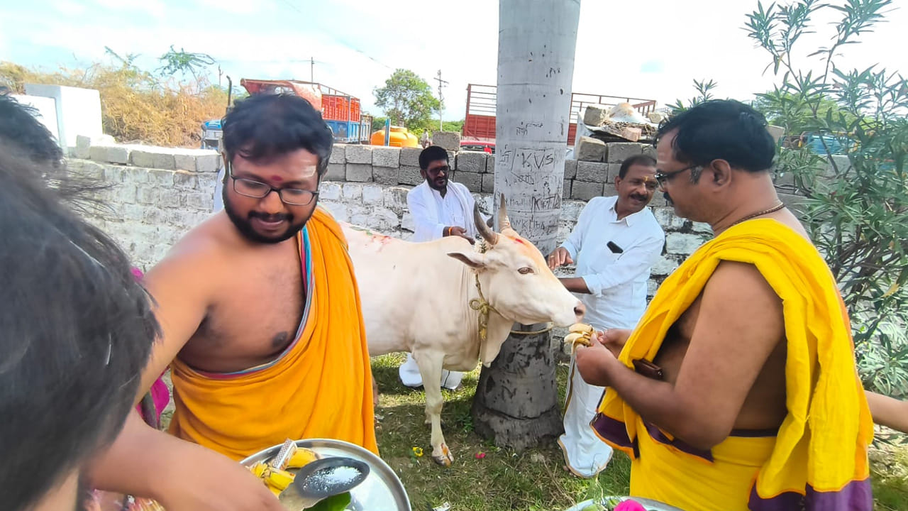 శాస్త్రోక్తంగా నిర్వహించిన ఈ యాగంలో 11 మంది వేద పండితులు పాల్గొన్నారు. అందరూ కలిసి ఆలయ ప్రాంగణంలో నీటిలో కూర్చొని వేద మంత్రాలను పారాయణం చేశారు. దాదాపు 80 శాతం వరకు నీటిలో మునిగి.. సుమారు రెండు గంటల పాటు వేద పండితులు వేద పారాయణం చేశారు. వేద మంత్రాల నడుమ సాగిన ఈ కార్యక్రమం భక్తులను విశేషంగా ఆకట్టుకుంది.