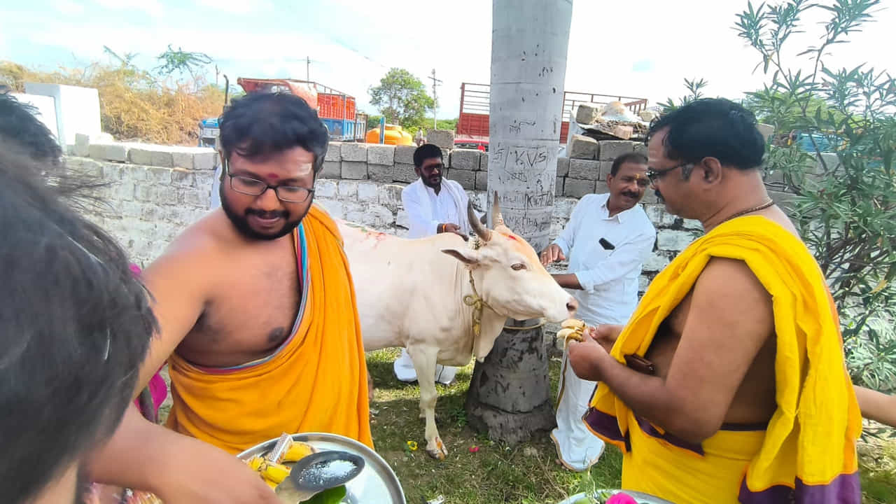 శాస్త్రోక్తంగా నిర్వహించిన ఈ యాగంలో 11 మంది వేద పండితులు పాల్గొన్నారు. అందరూ కలిసి ఆలయ ప్రాంగణంలో నీటిలో కూర్చొని వేద మంత్రాలను పారాయణం చేశారు. దాదాపు 80 శాతం వరకు నీటిలో మునిగి.. సుమారు రెండు గంటల పాటు వేద పండితులు వేద పారాయణం చేశారు. వేద మంత్రాల నడుమ సాగిన ఈ కార్యక్రమం భక్తులను విశేషంగా ఆకట్టుకుంది.