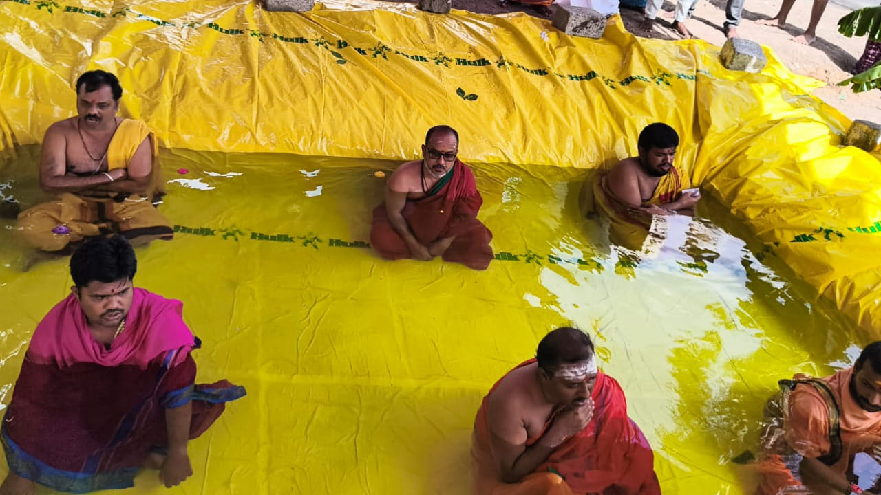 వర్షాలు సమృద్ధిగా కురవాలని.. రైతులకు పంటలు పండాలని.. ప్రజలంతా సుభిక్షంగా ఉండాలని పండితులు ప్రత్యేక పూజలు చేశారు. వరుణ యాగం అనంతరం శ్రీ రామేశ్వరస్వామి వారికి ప్రత్యేక అభిషేకాలు, అర్చనలు నిర్వహించారు. స్వామివారిని ప్రత్యేకంగా అలంకరించి భక్తులకు దర్శన భాగ్యం కల్పించారు. అదేవిధంగా గోవులకు పూజలు చేశారు.ఈ కార్యక్రమంలో వందలాది మంది భక్తులు పాల్గొని శ్రీ రామేశ్వరస్వామిని దర్శించుకున్నారు.