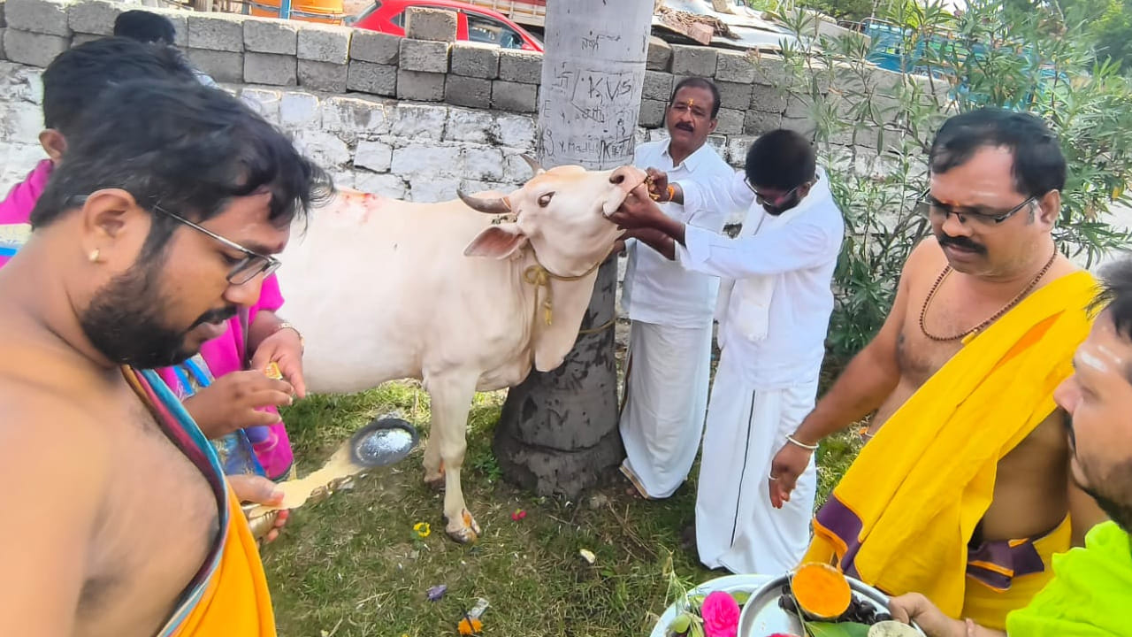 ఆలయానికి వచ్చిన భక్తులకు తీర్థ ప్రసాదాలు అందించారు. అనంతరం అన్నదాన కార్యక్రమాన్ని నిర్వహించారు. లోకకల్యాణం, సకాలంలో వర్షాలు కురవాలనే ఆకాంక్షతో నిర్వహించిన ఈ వరుణ యాగం భక్తుల్లో ఆధ్యాత్మిక భావనను నింపింది. వేద పండితులే నీటిలో కూర్చుని వరుణ యాగం చేయడం.. అందర్నీ భక్తి పారవశ్యంలో ముంచెత్తింది.