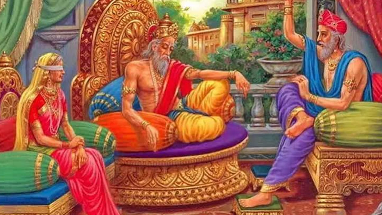 3. కుటుంబ కలహాలు, అవమానాలు, వ్యక్తిగత సమస్యలు..
ప్రతి కుటుంబంలోనూ ఏదో ఒక సమయంలో అభిప్రాయ భేదాలు, గొడవలు లేదా అపార్థాలు రావచ్చు. అయితే ఇంట్లో జరిగిన ప్రతి విషయాన్ని బయటివారికి చెప్పడం వల్ల సమస్య పరిష్కారం కాకపోగా మరింత పెద్దదయ్యే అవకాశం ఉంది. కుటుంబ సభ్యుల మధ్య జరిగిన గొడవలు, అవమానాలు, ద్రోహాలు లేదా వ్యక్తిగత విభేదాలను అవసరం లేకుండా ఇతరులతో చర్చించడం వల్ల కుటుంబ గౌరవం, సంబంధాలు దెబ్బతినవచ్చు. సమస్యను పరిష్కరించుకోవడానికి అవసరమైతే నమ్మకమైన పెద్దలు లేదా నిజంగా శ్రేయస్సు కోరుకునే వ్యక్తుల సలహా తీసుకోవచ్చు.