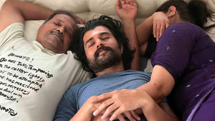 తల్లిదండ్రుల మధ్య హాయిగా నిద్రపోతున్న విజయ్..
