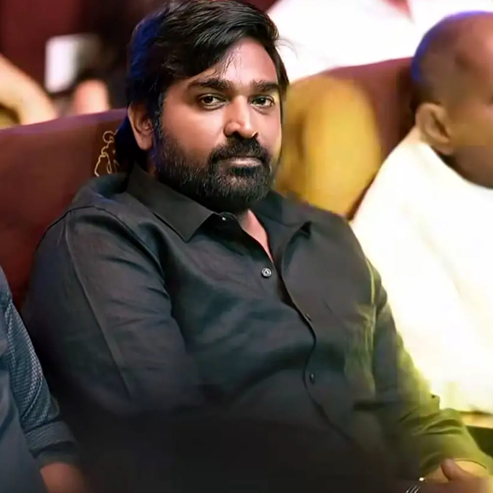 అంతకుముందు కొన్ని సినిమాల్లో చిన్న చిన్న పాత్రల్లో నటించాడు. అలాగే విజయ్ సేతుపతి హీరోగా నటించిన పిజ్జా సినిమా మంచి విజయాన్ని అందుకుంది. ఈ సినిమాతో మంచి గుర్తింపు తెచ్చుకున్నాడు విజయ్. తెలుగులోనూ ఈ సినిమా విడుదలై ఆకట్టుకుంది. ఆయన తమిళంలో నిర్మాతగా, స్క్రీన్ ప్లే రచయితగా, పాటల రచయితగా, గాయకుడిగా కూడా కొన్ని సినిమాలకు పనిచేశాడు.