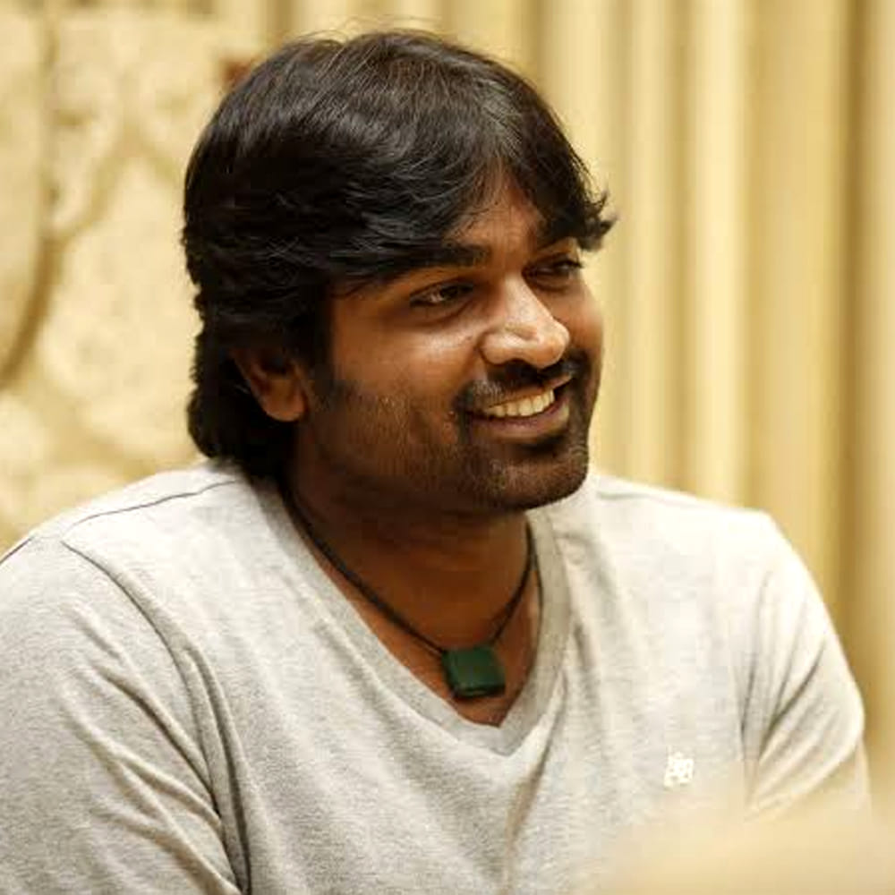 మక్కల్ సెల్వన్ విజయ్ సేతుపతి వరుస సినిమాలతో దూసుకుపోతున్నారు. హీరోగా తమిళ్ ఇండస్ట్రీలో ఎన్నో సూపర్ హిట్ సినిమాల్లో నటించి మెప్పించారు విజయ్ సేతుపతి. హీరోగానే కాదు విలన్ గానూ నటించి మెప్పిస్తున్నాడు విజయ్ సేతుపతి. తమిళ, తెలుగు, మలయాళం, హిందీ చిత్రాల్లో నటించాడు. విజయ్ సేతుపతి తమిళంలో వచ్చిన ‘తెన్మెర్కు పరువాకత్రు’ అనే సినిమా ద్వారా హీరోగా పరిచయమయ్యాడు.