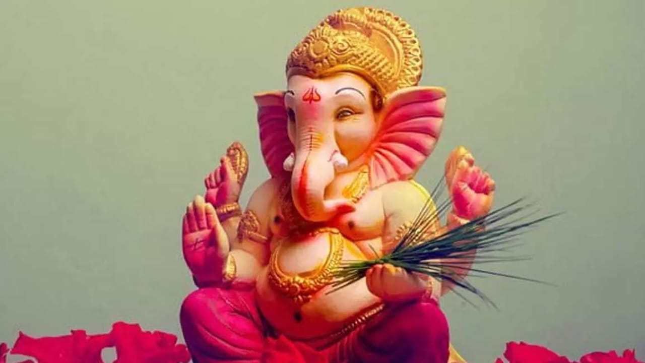 అలాగే, వినాయకుడిని పది రోజుల పాటు భక్తి శ్రద్ధలతో పూజించిన తర్వాత సెప్టెంబర్ 25 శుక్రవారం రోజున వినాయకుడి నిమజ్జనం ఉంటుంది.  ఈ రోజుతో వినాయక చవితి పండుగ పూర్తి అవుతుంది. ఇక ఈ పది రోజులు కూడా ఉదయం , సాయంత్రం స్నానం ఆచరించి, వినాయకుడిని పూజిస్తూ ఉండాలి. దీని వలన కోరిన కోర్కెలు నెరవేరుతాయంట.