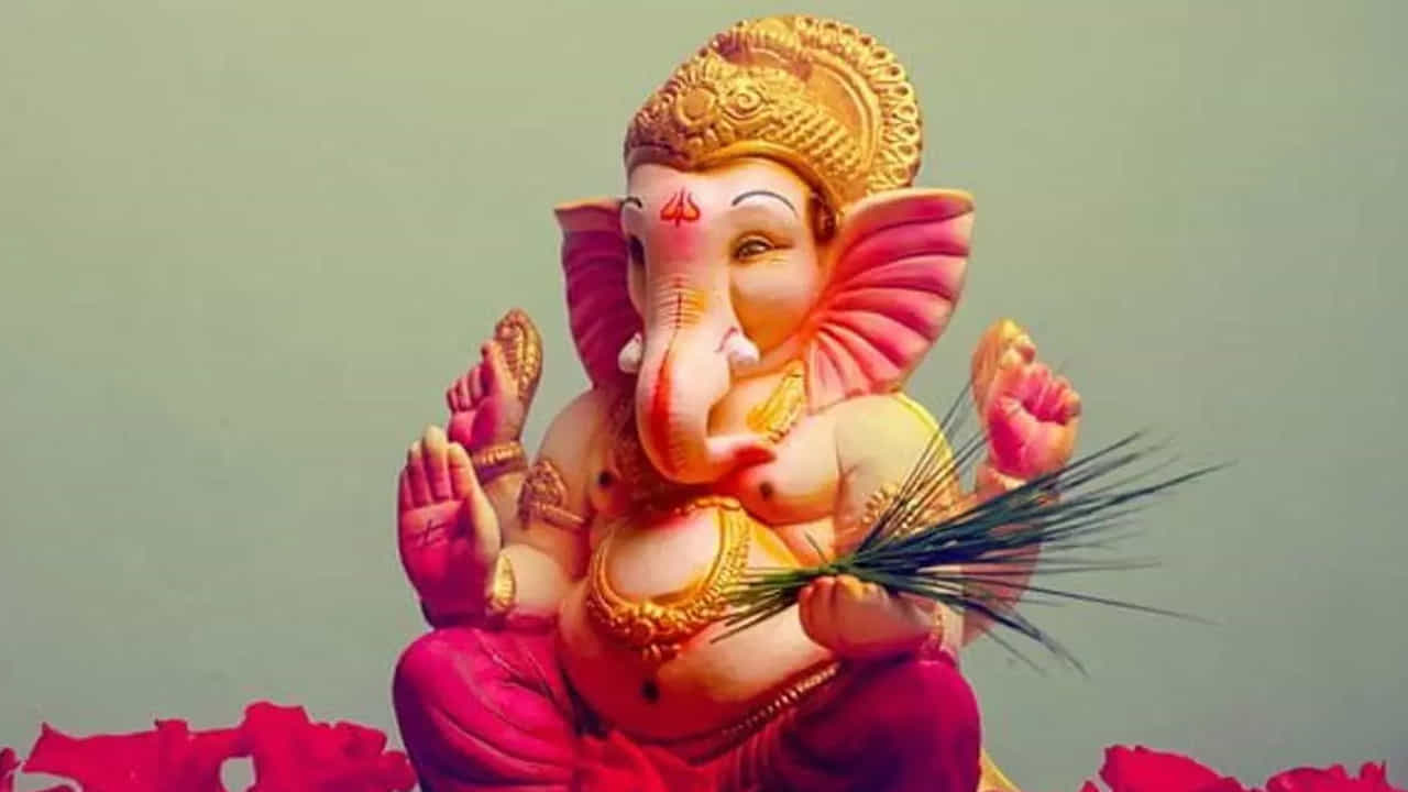 అలాగే, వినాయకుడిని పది రోజుల పాటు భక్తి శ్రద్ధలతో పూజించిన తర్వాత సెప్టెంబర్ 25 శుక్రవారం రోజున వినాయకుడి నిమజ్జనం ఉంటుంది. ఈ రోజుతో వినాయక చవితి పండుగ పూర్తి అవుతుంది. ఇక ఈ పది రోజులు కూడా ఉదయం , సాయంత్రం స్నానం ఆచరించి, వినాయకుడిని పూజిస్తూ ఉండాలి. దీని వలన కోరిన కోర్కెలు నెరవేరుతాయంట.