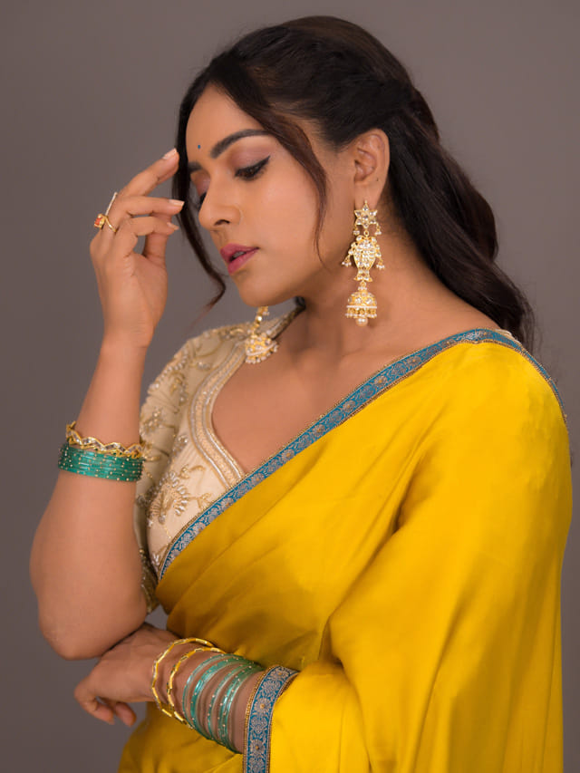 గ్లామర్ డోస్ పెంచేసిన వితిక శేరు.. సోషల్ మీడియా షేక్ చేస్తున్న ముద్దుగుమ్మ