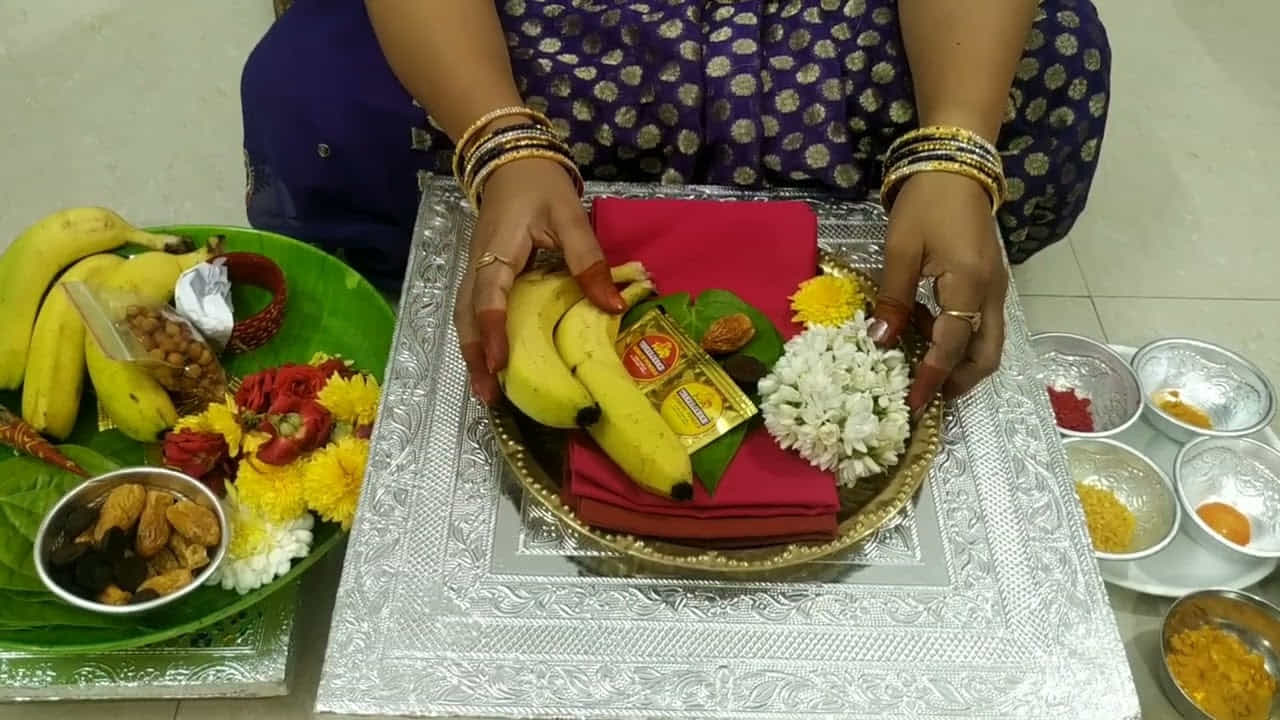 అంతే కాకుండా ఎప్పుడూ తాంబూలం ఇచ్చినా, మూడు కళ్లున్న కొబ్బరి తమ వద్ద ఉంచుకొని నార్మల్ది ఇతరులకు ఇవ్వాలి. అంతే కాకుండా అరటి పండును తమలపాకులపై పెట్టి, కొన మీ వైపుకు ఉండేలా చూసుకోవాలి. అప్పుడే మీరు ఇచ్చిన తాంబూలానికి తగిన ఫలితం ఉంటుంది.