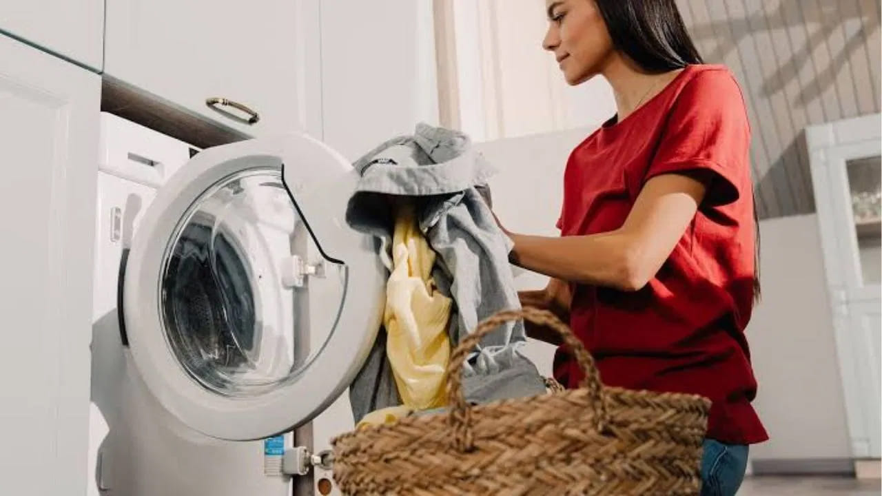  Washing Machines Liquid or Powder: ఈ రోజుల్లో చాలా మంది బట్టలు ఉతకడానికి వాషింగ్ మెషీన్‌ను ఉపయోగిస్తారనడంలో సందేహం లేదు. అయినప్పటికీ, ఈ మెషీన్‌ను సంవత్సరాల తరబడి ఉపయోగించిన తర్వాత కూడా దీనికి సంబంధించిన ఎన్నో సాధారణమైన, ముఖ్యమైన విషయాల గురించి ప్రజలకు తరచుగా తెలియదు.